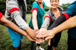 6 personne joignant les mains équipe