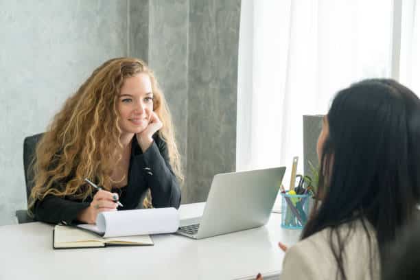 Entretien professionnel entre deux jeunes femmes