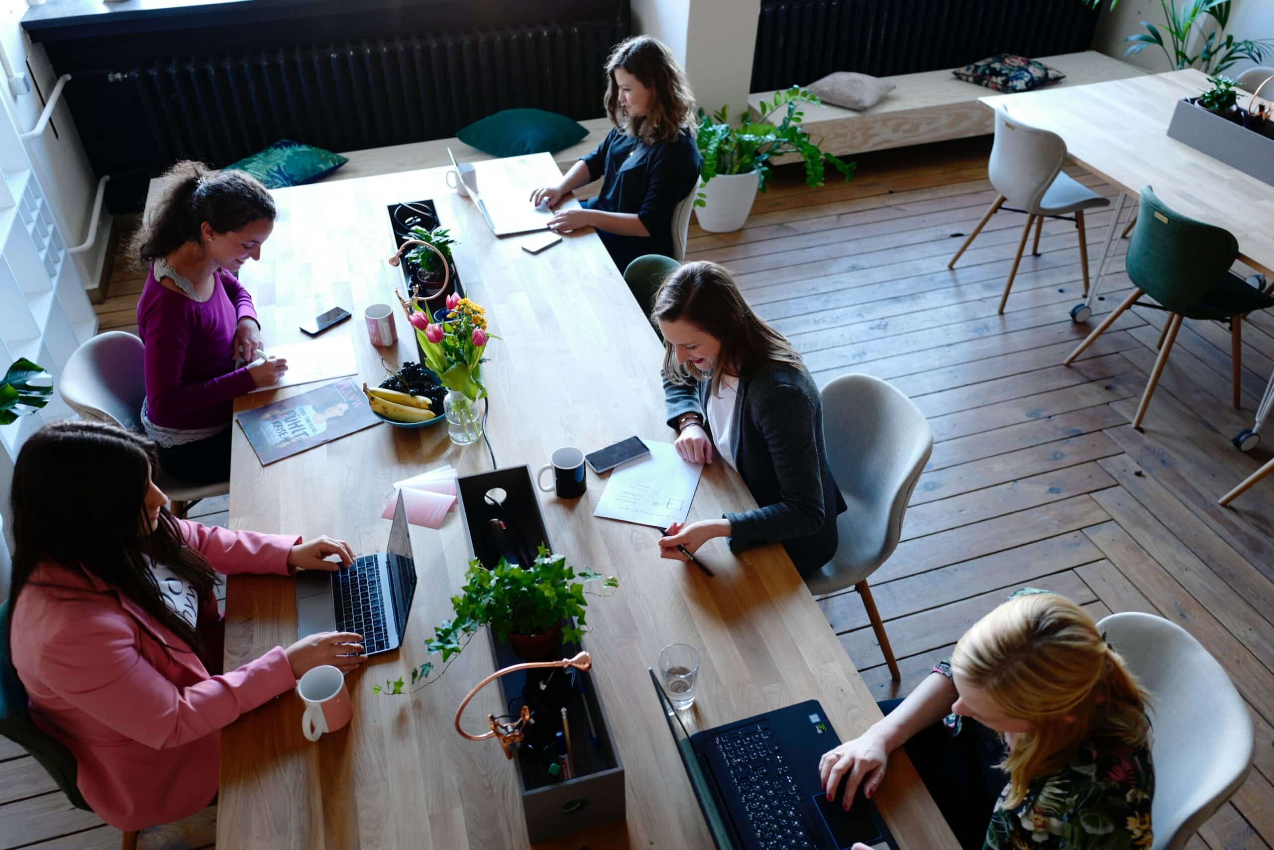 Plusieurs femmes qui travaillent autour d'un bureau partagé