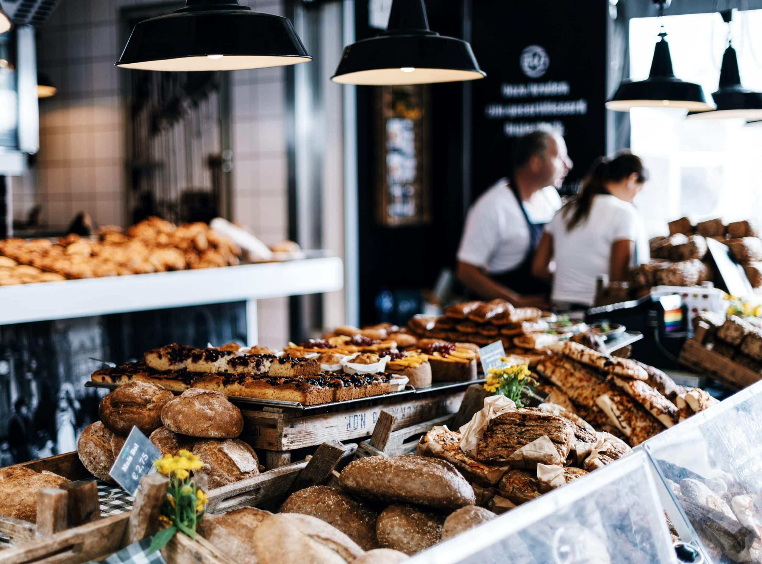 Comptoir boulangerie avec pain frais