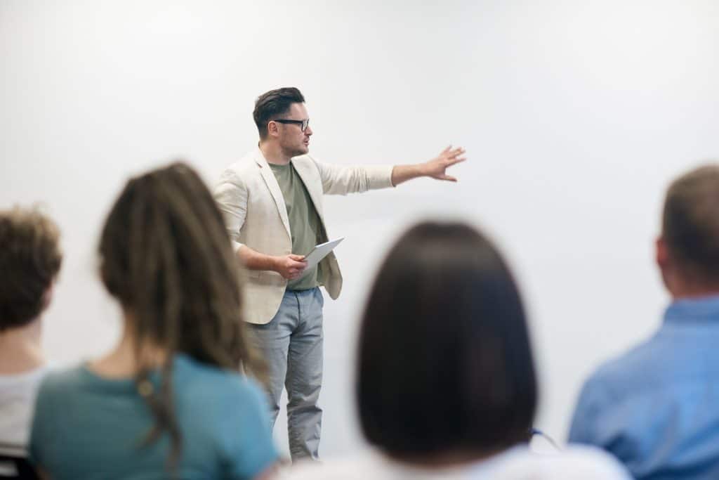 Formateur qui donne un cours à des apprenants