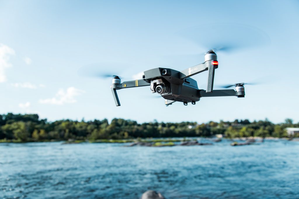 Un drone gris au dessus d'une rivière