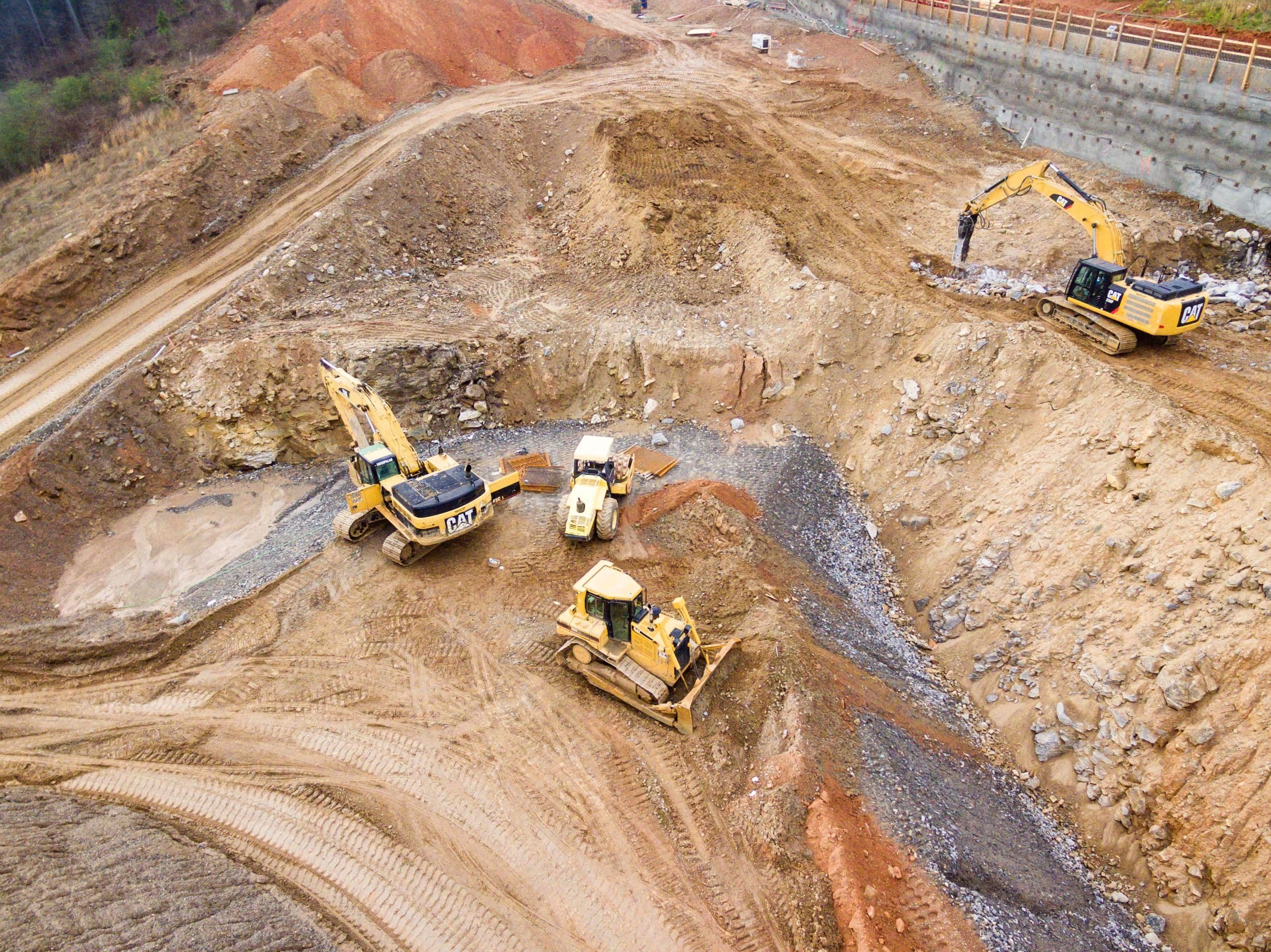 Chantier vu du ciel avec engins