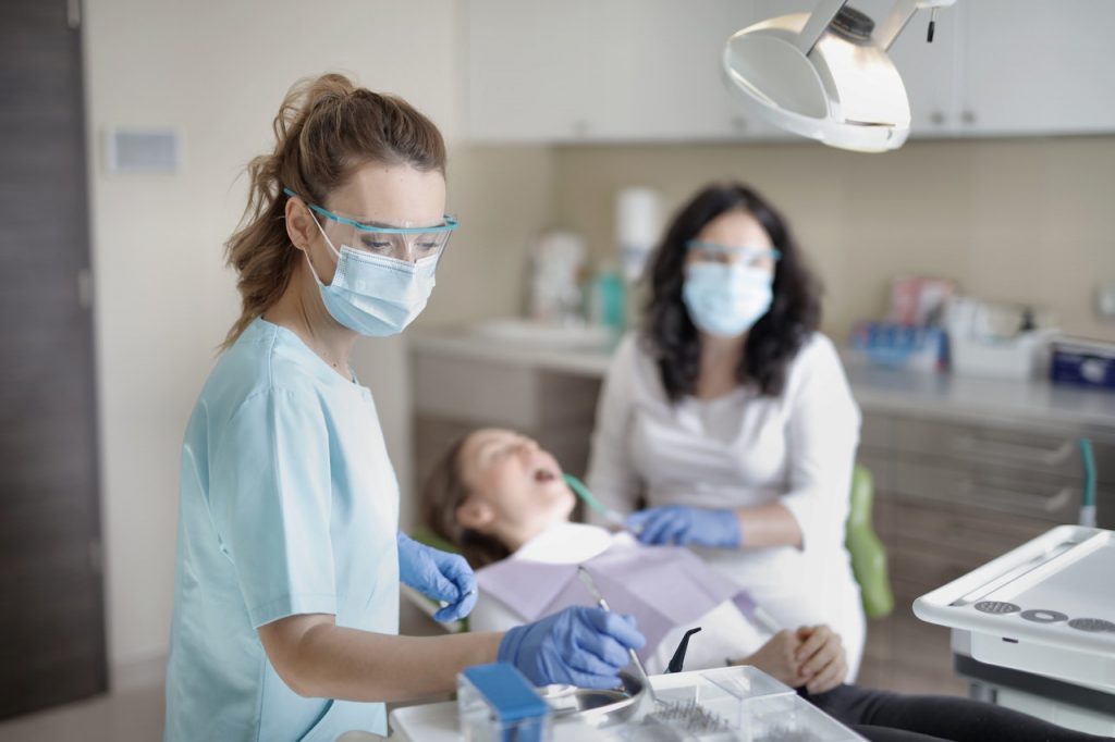 Dentiste et son assistante