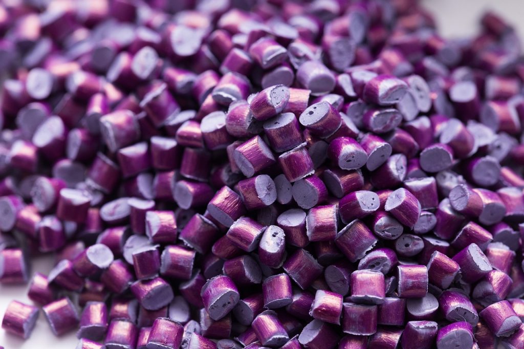 granulés de plastique de couleur violette
