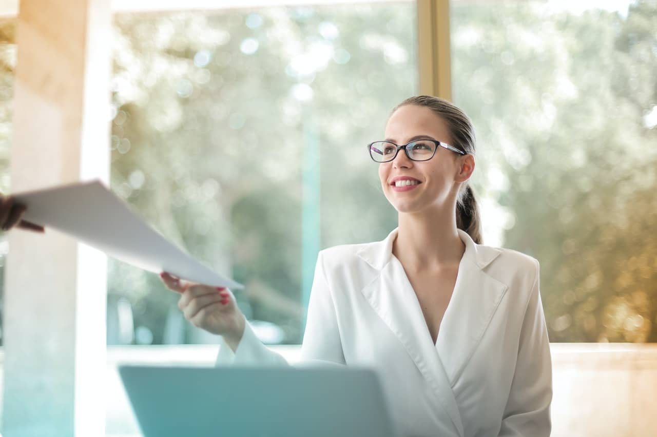 personne assise qui reçoit des documents